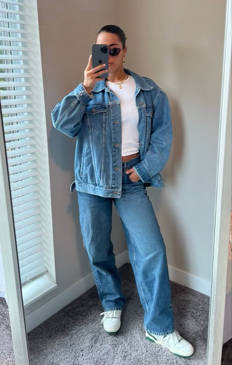 Denim On Denim Aesthetic Outfit, Matching Jeans And Jacket, Denim Jacket Fits Aesthetic, Outfits With Jean Jacket Aesthetic, Large Denim Jacket Outfit, All Demin Outfits, Outfit Jean Bleu Clair, Outfit Jeans Bleu, Jean Jacket Winter Outfits