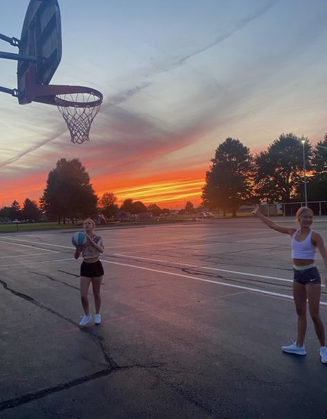 Basketball Pics Aesthetic, Aesthetic Basketball Photos, Basketball Aesthetic Pictures, Basketball Games Aesthetic, Summer Basketball Aesthetic, Basketball Girls Aesthetic, College Basketball Aesthetic, Girl Basketball Aesthetic, Playing Basketball Aesthetic