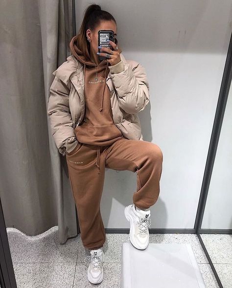 Tis Just Inspo on Instagram: “One shade, 2 shades, 3 shade neutrals 🤍🤎🤍” Outfit Ideas With Sweatpants, Looks Pinterest, Joggers Outfit, Brown Outfit, Chill Outfits, Cute Comfy Outfits, Streetwear Fashion Women, Hoodie Outfit, Sporty Outfits