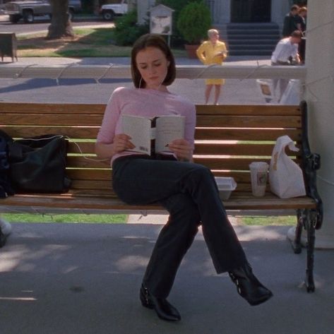 Rory Gilmore Style, Gilmore Girls Fashion, Gilmore Girls Outfits, Alexis Bledel, Lorelai Gilmore, Reading A Book, Rory Gilmore, Formal Casual, Girl Reading