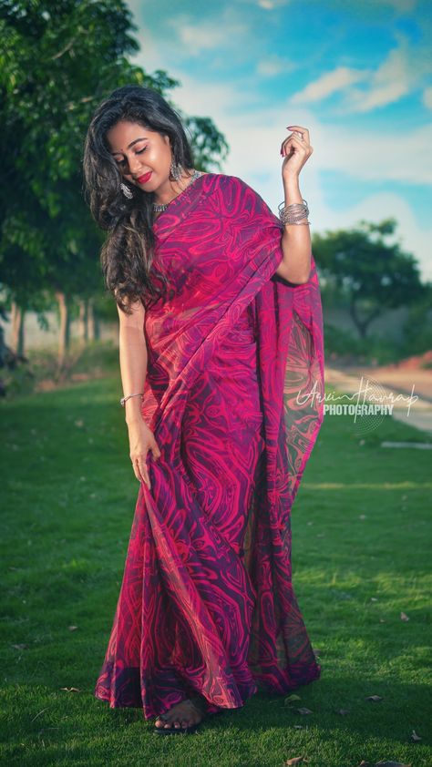 Outdoor pose with Saaree Pose In Saree, Simple Saree Designs, Poses Women, Saree Poses, Indian Photoshoot, Self Portrait Poses, Saree Photoshoot, Stylish Photo Pose, Saree Models