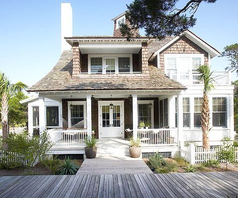 Carolina Homes, Home Designs Exterior, Cottage Coastal, Dream Beach Houses, Houses Plans, Casas Coloniales, Beach Cottage Style, Beach Living, Beach Cottage