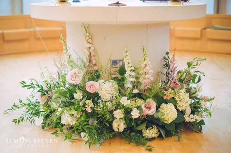 Altar hedgerow Flores Do Altar, Head Table Florals, Easter Church Flowers, Table Florals, Church Wedding Flowers, Easter Flower Arrangements, Altar Arrangement, Altar Flowers, Large Flower Arrangements