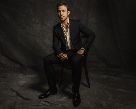 Ryan Gosling Vanity Fair Portrait Studio at TIFF 2016 Casting Portfolio, Crew Photoshoot, Ryan Gosling Style, Portrait Styles, Men Posing, French Party, Male Portrait Poses, Damien Chazelle, Райан Гослинг