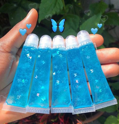 🦋 MARIPOSA 🦋 our new butterfly lipgloss✨ a baby blue gloss that goes on your lips clear with pretty holographic butterflies inside 💖💦… Cute Lipgloss, Lipgloss Ideas, Aesthetic Lipgloss, Lipgloss Aesthetic, Blue Lip Gloss, Gloss Aesthetic, Lipgloss Business, Lip Care Diy, Lip Gloss Homemade