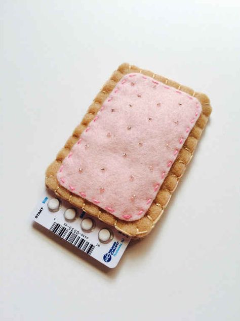 32 Birth Control Cozies That Are So Cute It’s Inconceivable - These are painfully cute, I even have a little envelope style pattern that's the perfect size! :O Toaster Pastry, Sugar Beads, Dekor Diy, Business Card Cases, Felt Food, Pill Case, 자수 디자인, Birth Control, Crafty Craft