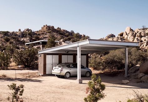 Though it's sometimes looked down upon as a dowdy counterpart to its enclosed cousin, the garage, the carport is a functional and—as these examples from Dwell's archives suggest—often elegant touch that complements a modern house. Modern Carport, Modern Exteriors, Carport Ideas, Carport Kits, Carport Sheds, Sky Home, Carport Garage, Carport Designs, Prefab Cabins