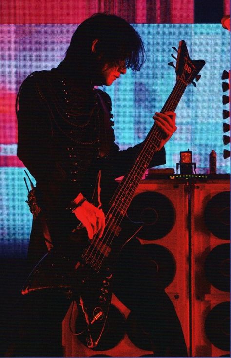 Japan Rock Aesthetic, Visual Kei Guitar, Guitarist Reference, Punk Band Aesthetic, Japanese Rockstar, Toshiya Dir En Grey, Japanese Guitar, Japanese Punk, Rock Aesthetic