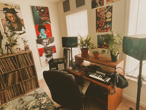 Small Home Music Studio, Music Room Setup, Bedroom Music Studio Aesthetic, Cozy Music Studio, Mini Music Studio In Bedroom, Home Studio Music Small Bedroom, At Home Music Studio, Home Recording Studio Design, Bedroom Aesthetic Musician