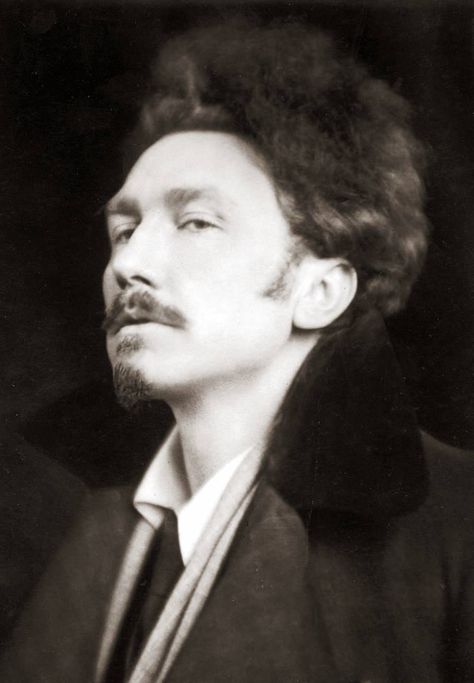 Ezra Pound in London in 1920. Ph. E.O. Hoppé. «Siempre hay alguna razón por la cual el hombre permanece más digno de ser conocido que sus libros.» Ezra Pound, Lost Generation, Jason Williams, Stieg Larsson, Photo Portraits, Famous Poets, James Joyce, Hamilton Musical, Sky Sea