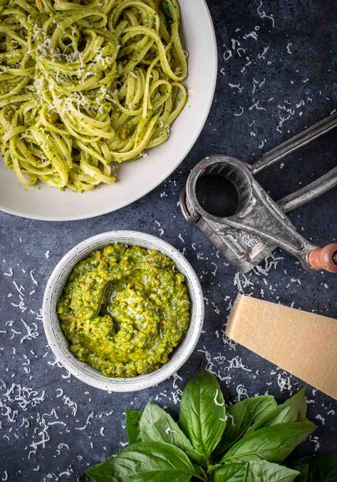 Easy Pistachio Pesto Pistachio Pesto Recipe, Easy Pasta Dinner Recipes, Cold Dip Recipes, Quick Pasta Dishes, Pistachio Pesto, Easy Pasta Dinner, Chicken Gnocchi, Quick Pasta, Easy Pasta Dishes