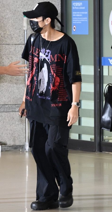 Wooyoung Style Outfit, Ateez Street Style, Wooyoung Airport Fashion, Kpop Male Outfits, Ateez Airport Fashion, Wooyoung Outfit, Wooyoung Airport, Ateez Pictures, Ateez Fashion