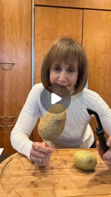 Rose Reisman on Instagram: "Peeling potatoes can be a real pain. Here’s a hack to make it easier AND quicker! 
.
.
.
#rosereisman #rosetip #cookbookauthor #chefathome #nutritionist #kitchenhack #cookingathome #cookinghack #fork #potatoes #peeler" Potato Peeler, Peeling Potatoes, Home Chef, Kitchen Hacks, Cooking Tips, Canning