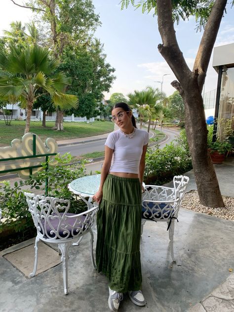 Green Maxi Skirt Outfit Fall, Maxi Green Skirt Outfit, Green Flowy Skirt Outfit, Green Long Skirt Outfit, Long Green Skirt Outfit, Bohemian Skirt Outfit, Green Maxi Skirt Outfit, Long Flowy Skirt Outfit, Bedroom List