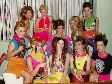 The above photo shows examples of raver fashion from the 1990s. Bright neon colors for shoes, clothing, and hair dominated the scene. 90s Rave Fashion, 1990s Rave, 90s Dress Up, 1990s Fashion Trends, 90s Rave, Neon Outfits, 90s Fashion Grunge, Rave Fashion, 1990s Fashion