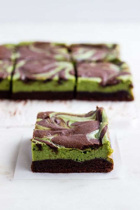 Yankee Recipes, Green Tea Dessert, Matcha Brownies, Matcha Cheesecake, Cheese Brownies, Cheesecake Brownie, Friends Recipes, Cream Cheese Brownies, Dark Chocolate Brownies