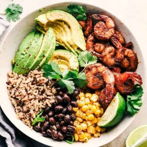 Blackened Shrimp Avocado Burrito Bowls - The Recipe Critic Healthy Sausage Recipes, Avocado Burrito, Zucchini Sauce, Healthy Foods To Make, Blackened Shrimp, Burrito Bowls Recipe, Mango Avocado Salsa, Shrimp Avocado, Burrito Bowls