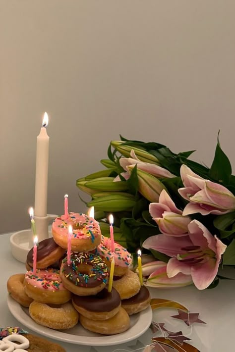 Happy Birthday Donut, Happy Anniversary Gift, Chocolate Friends, Donut Tower, Candles Birthday, 25th Birthday Parties, Birthday Donuts, Happy Birthday Cake Images, Love Party