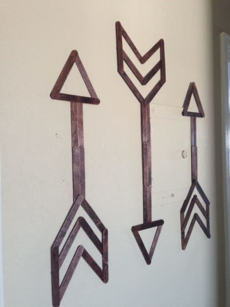 arrow wall art Pop Stick Wall Decor, Wall Decor Crafts Bedroom, Popsicle Stick Diy Decor, Paint Stick Crafts Diy Projects Wall Art, Popsicle Stick Decor Diy, Pop Cycle Stick Crafts, What To Make Out Of Popsicle Sticks, Diy Popsicle Stick Crafts Wall Art, Things To Do With Popsicle Sticks