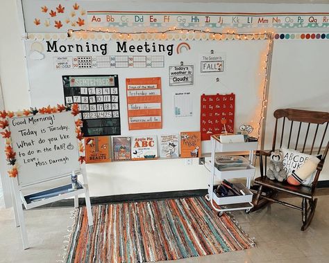 Carpet Area In Classroom, Small Pre K Classroom Set Up, Classroom Gallery Wall Ideas, Cozy Kindergarten Classroom, Door Decor Preschool, Kindergarten Classroom Set Up, Tk Classroom Set Up, Teacher Corner Ideas Classroom, Third Grade Classroom Setup