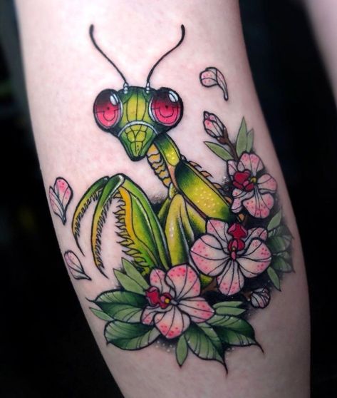 Neotraditional Bug Tattoo, Kitschy Tattoo, Praying Mantis Drawing, Traditional Tattoo Wrist, Bug Tattoo Ideas, Praying Mantis Tattoo, Mantis Tattoo, Tattoo Colorful, Colorful Tattoo