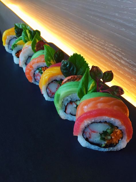 Rainbow Roll Sushi, Sushi Photo, Sushi Co, Seafood Sushi, Japanese Food Sushi, Roll Sushi, Sashimi Sushi, Vegetarian Recipes Lunch, Sushi Love