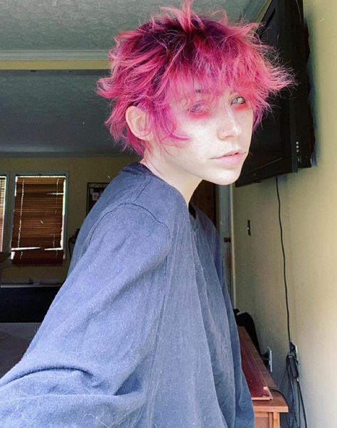 Pink Hair Masculine, Boy With Pink Hair, Clown Hair, Boys Colored Hair, Short Grunge Hair, Rave Hair, Shot Hair Styles, Peinados Fáciles Para Cabello Corto, Gender Envy