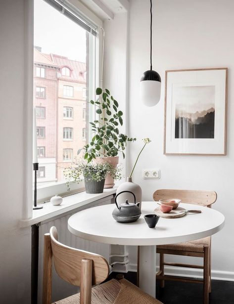 Appartement Design Studio, Apartment Dining Area, Small Living Dining, Studio Apartment Design, Small Kitchen Tables, Apartment Dining, Coco Lapine Design, Small Dining Area, Small Studio Apartment