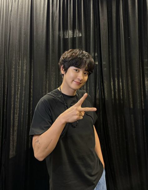 EXO di X: "✨🍒✌🏻✨ #CHANYEOL #찬열 #EXO #엑소 #weareoneEXO #CHANYEOL_FANCON_TOUR #THE_ETERNITY #HongKong https://t.co/cEBBfTthzN" / X Foto Card, Chanbaek Fanart, Exo Lockscreen, Exo Xiumin, Kim Jongdae, Exo Chanyeol, Kim Jongin, Men's Korean Style, Park Chanyeol