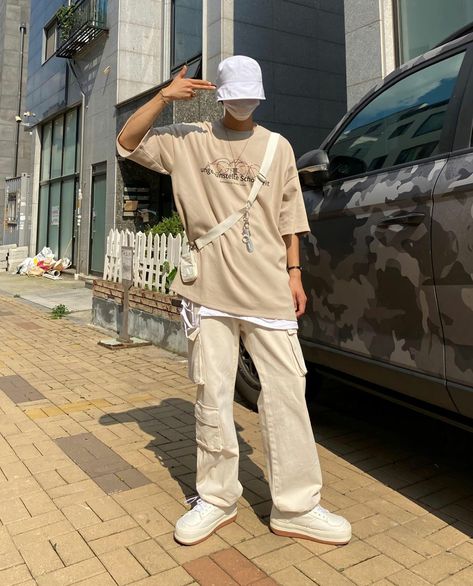 Brown And Beige Men Outfit, Beige Streetwear Men, Beige Outfit Aesthetic Men, Modern Old Money, Beige Streetwear, Fashion Diversity, Neutral Streetwear, Men Streetwear Outfits, Khakis Outfit