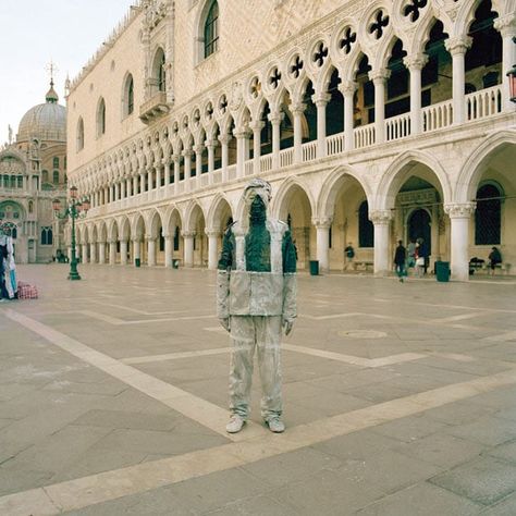 Liu Bolin, Street Installation, Master Of Fine Arts, Invisible Man, Bachelor Of Fine Arts, Sculpture Installation, Elements Of Art, Land Art, Art Plastique