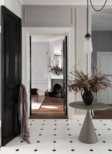 Stockholm Apartment, Interior Design Per La Casa, Old Apartments, 아파트 인테리어, Design Del Prodotto, Entry Way, World Of Interiors, Classic Interior