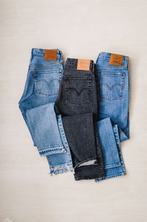 Comparing Levis 505 VS 550 to Help You Find the Right One for You - MY CHIC OBSESSION 501 Levis Women Outfits, Levis Jeans Women, Levi Jeans Outfit, Graceful Aging, Clad And Cloth, My Chic Obsession, French Wardrobe, Moda Denim, Jeans Outfit Summer