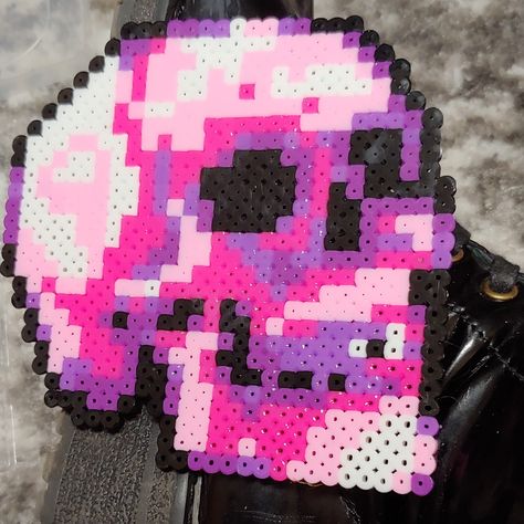 a cool purple and pink skull Perlers Ideas, Skull Perler, Beads Artwork, Rave Kandi Ideas, Bead Things, Perler Pattern, Pixel Art Templates, Diy Perler Bead Crafts, Perler Crafts