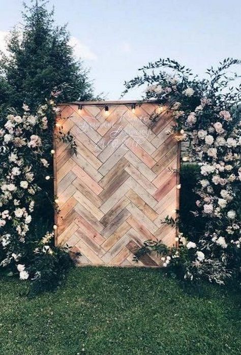 rustic outdoor wedding photo booth backdrop ideas #wedding #weddings #weddingideas #weddingbackdrops #hmp Photoboth Mariage, Wedding Backdrop Ideas, Decor Backdrop, Photo Booth Backdrop Wedding, Pallet Wedding, Booth Backdrops, Amazing Wedding Photos, Rustic Outdoor Wedding, Photos Booth