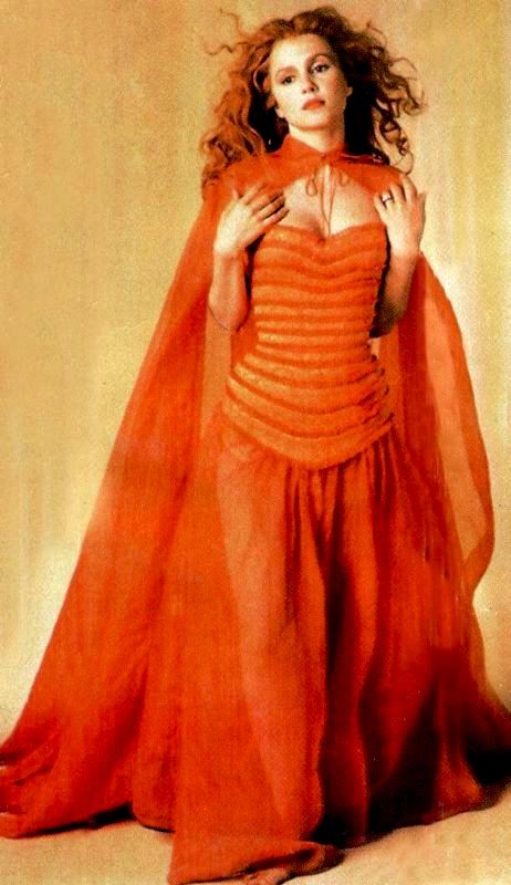 Lucy in orange dress - Bram Stoker's Dracula. Sadie Frost Dracula, Bram Stoker's Dracula Lucy, Lucy Westenra, Dracula Movie, Bram Stokers Dracula, Dracula 1992, Sadie Frost, Dracula Costume, Eiko Ishioka