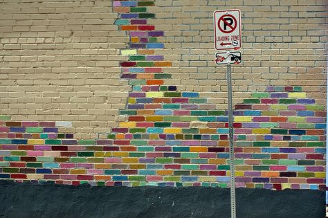 Rainbow painted brick wall - maybe in the garage :-) Sunroom Idea, Kitchen Brick, Brick Wall Gardens, Brick Wall Ideas, Painted Brick Wall, Painted Bricks, Brick Wall Decor, Painted Brick Walls, Interior Brick