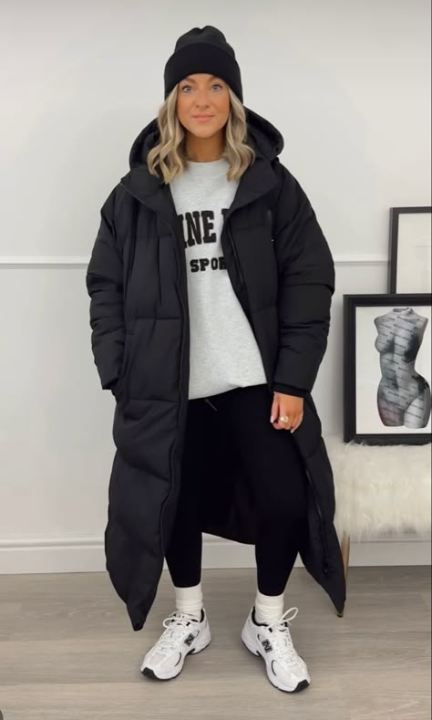 Sweatpants Coat Outfit, Styling Long Puffer Jacket, Duvet Coat Outfit, Winter Colorado Outfits Women, All Black Snow Outfit, Snow Storm Outfit, Puffer Jacket Long Outfit, Black Coat Outfits For Women Winter, Womens Puffer Jacket Outfit