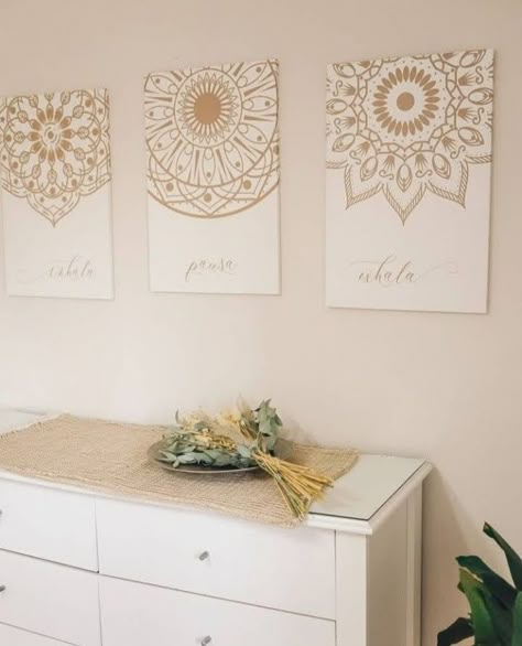 Stenciled Canvas Art Ideas, Diy Mandala Wall Art, Massage Room Decor, Home Yoga Room, 50 Tattoo, Reiki Room, Home Wall Painting, Yoga Studio Design, Meditation Room Decor