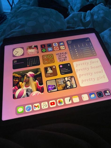 I Pad Customization, Ipad Girly Aesthetic, I Pad Astethic, I Pad Set Up Ideas, Cute Ipad Aesthetic, I Pad Widget Ideas, Cute Ipad Set Up, Pink Ipad Aesthetic Layout, Ipad Lock Screen Ideas