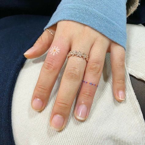 Finger tattoos Small finger tattoos Finger tattoo designs Finger tattoo ideas Finger tattoo placemen Floral Cartoon, Colour Tattoo For Women, Tattoo Design For Hand, Graphic Tattoo, Tan Tattoo, Small Finger Tattoos, Finger Tattoo Designs, Inspiration Tattoo, Inspiration Tattoos