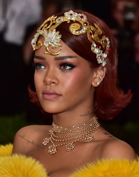 rihanna @ met gala 2015 Rihanna Jewelry, Rihanna Red Carpet, Met Gala Red Carpet, Beauty Hacks Video, Afro Hairstyles, Beauty Videos, Looks Style, Gorgeous Hair, Beauty Inspiration