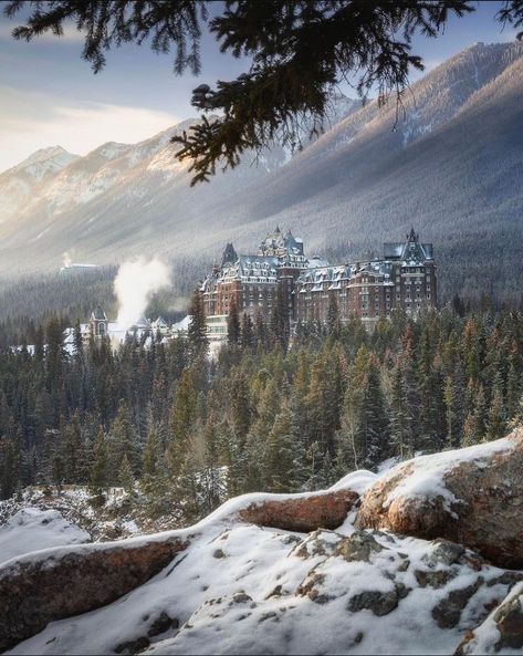 Canada Aesthetic, Winter Town, Fairmont Banff, Best Places To Vacation, Explore Canada, Lake Louise, Forest House, Architecture Old, Banff National Park