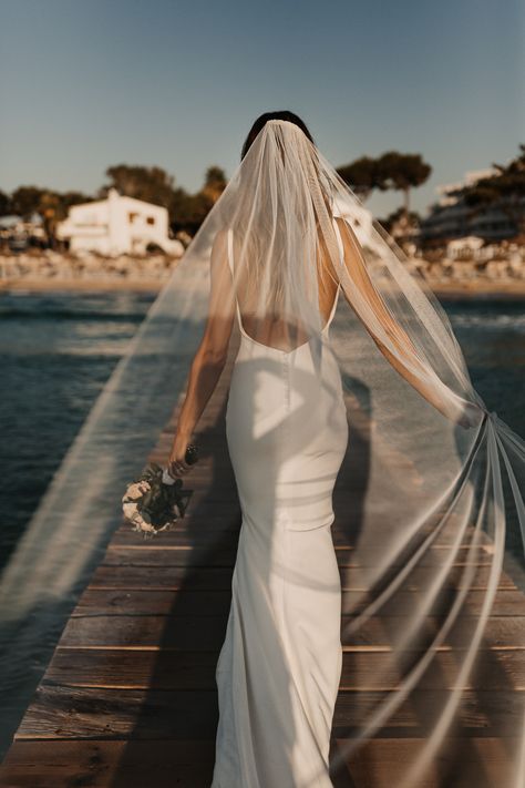 Beach Bride Photoshoot, Beach Veil Wedding, Ocean Wedding Pictures, Wedding Photo Beach Ideas, Wedding Picture Ideas Beach, Coastal Wedding Photos, Wedding Photo Ideas Beach, Tropical Wedding Photos, Beach Wedding Portraits