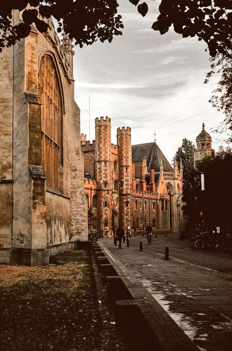 Cambridge Dark Academia, Cambridge Uk Aesthetic, Pembroke College Cambridge, Cambridge Massachusetts Aesthetic, Cambridge Autumn, Cambridge Wallpaper, Cambridge University Aesthetic, Cambridge Aesthetic, Cambridge Christmas