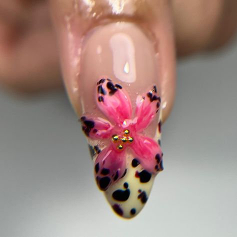 🌸🦓🩵🐆🌺 . . Inspi: @thenailbox_saj 💗 . #flowernails #flowersnails #hibiscus #hibiscusnails #springnails #summernails #zebranails #bloomingnails #3dnails #frenchnails #shellnails #nailsinspiration #nailsnailsnails #onglesbordeaux #nailsbordeaux Green And Pink Nails Designs, Flower On Nails, Hibiscus Flower Nails, Hibiscus Nails, Lily Nails, Concert Nails, Beachy Nails, Nails 3d, Pretty Gel Nails