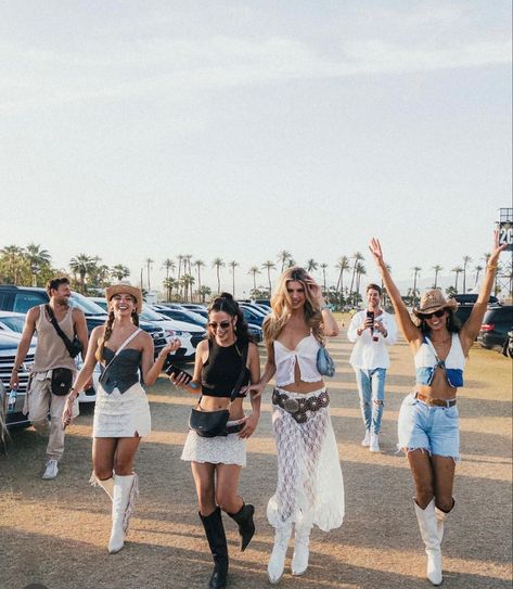 Country concert pic inspo with friends hands in the air Acl Festival Outfit, Country Concert Outfit Ideas Summer, Concert Outfit Ideas Summer, Coachella Inspired Outfits, Stagecoach Outfits, Country Festival Outfit, Stagecoach Outfit, Country Music Festival Outfits, Stagecoach Festival