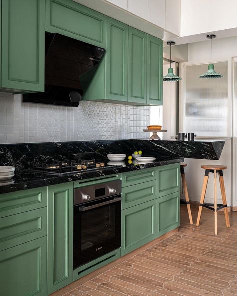 30 Gorgeous Backsplash For Busy Granite Ideas In Your Kitchen Green Cabinets With Brick Backsplash, Busy Granite Countertops, Kitchen Backsplash Images, Granite In Kitchen, Granite Ideas, Gray Subway Tile Backsplash, Black Kitchen Countertops, Kitchen Design Countertops, White Granite Countertops