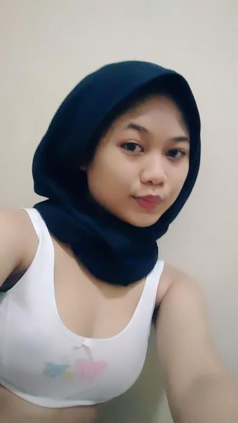 Tank Top Hijab, Girl Anatomy, Foto Cewek Hijab Aesthetic, Hijab Teen, Seluar Ketat, Hijab Aesthetic, Muslim Women Fashion, Hot Women Dress, Beautiful Muslim Women