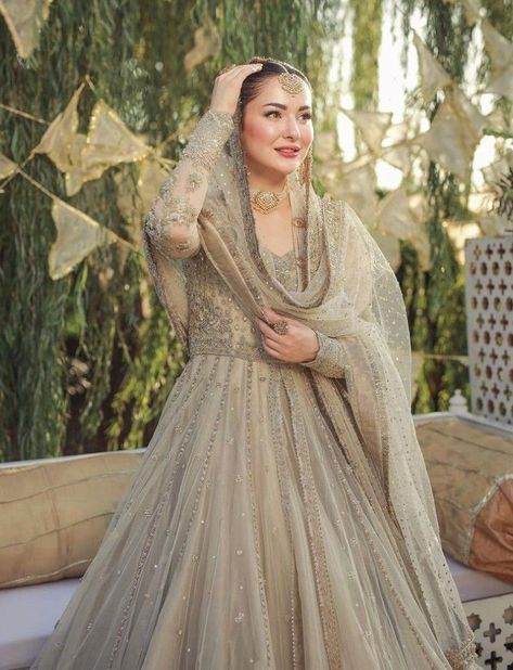 Hania Amir is the most famous and talented actress in Pakistan.Hania Amir is one of the favorite models these days for photographers and makeup artists. Especially for the hania Amir bridal photography there is no better bridal model than Hania Amir as you can see her gorgeous bridal look. Pakistani Engagement Dresses, Nikah Outfit, Nikah Dress, Desi Wedding Dresses, Nikkah Dress, Extension Hair, Asian Bridal Dresses, Latest Bridal Dresses, Bridal Dresses Pakistan